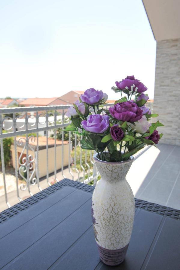 Apartmani Rebecca Vir Exterior foto